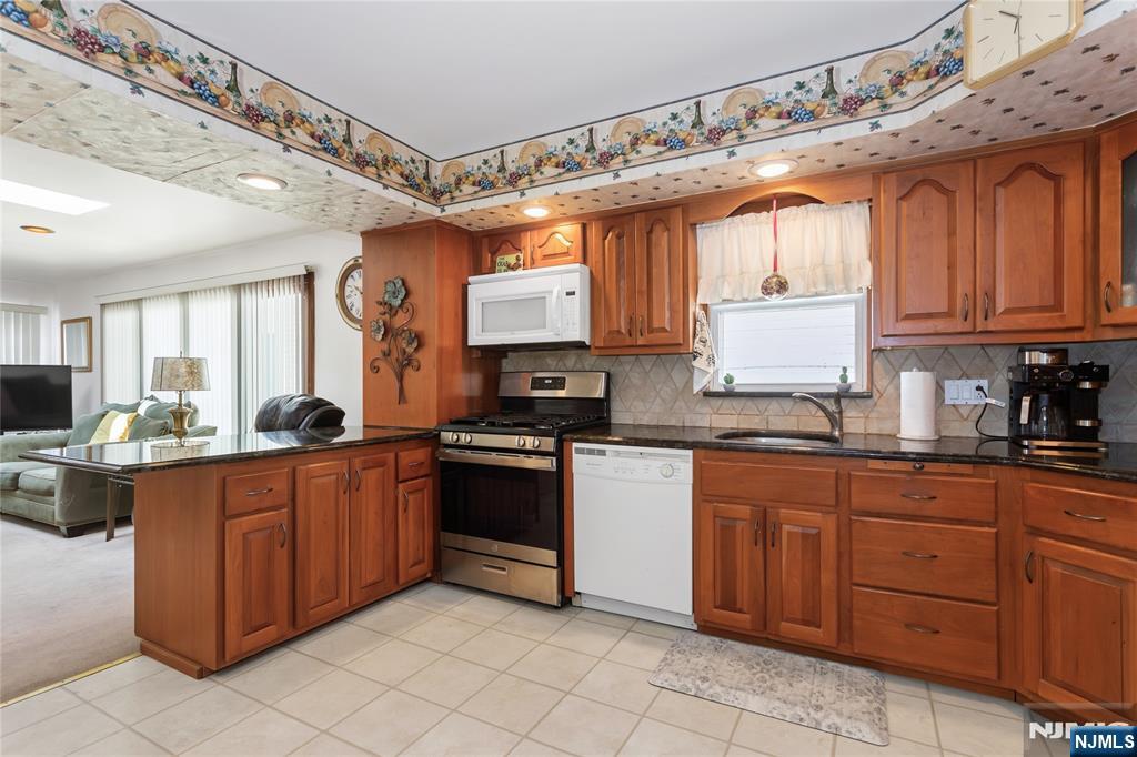 2 Martha Avenue — photo 11