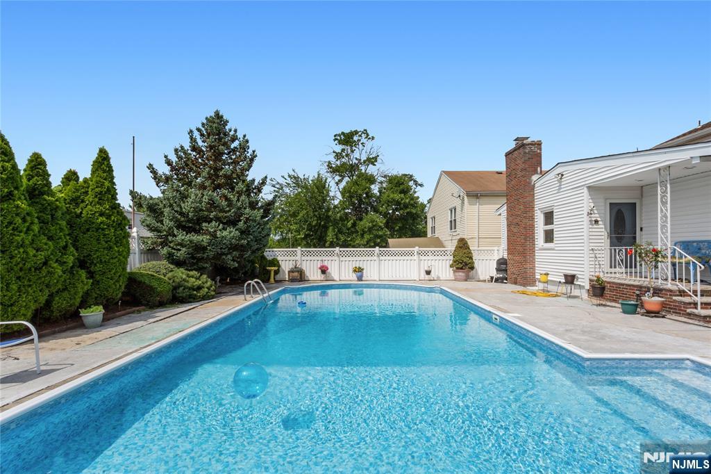 2 Martha Avenue — photo 43