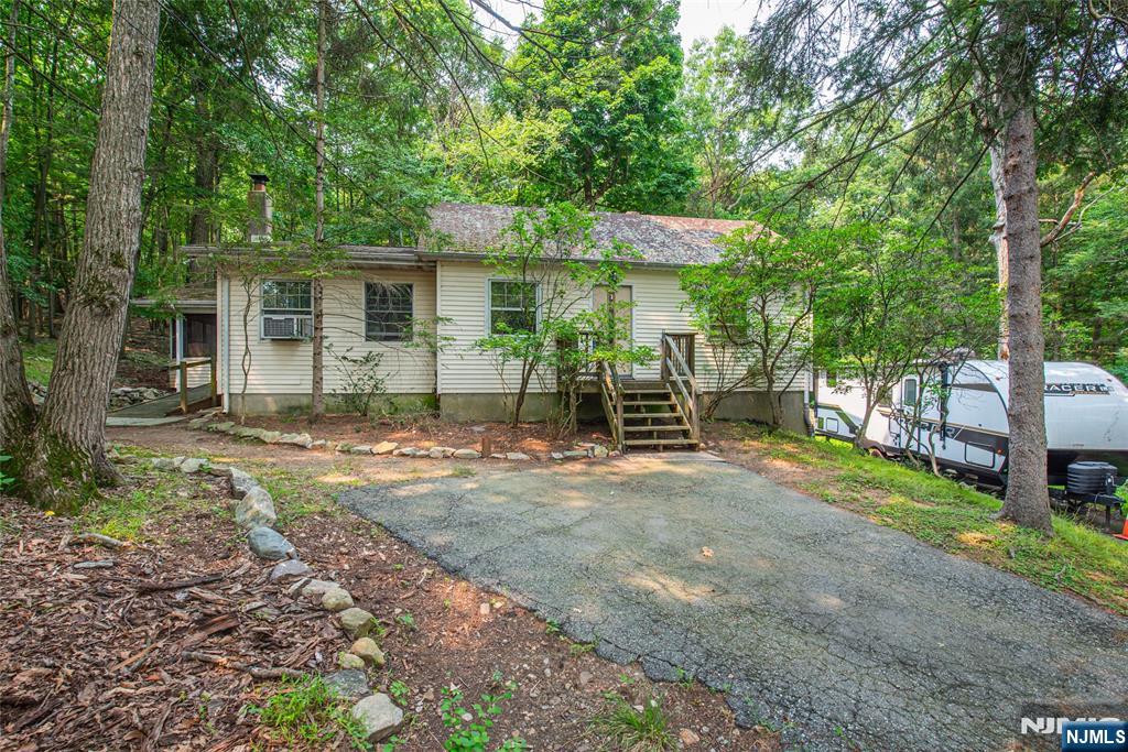 2nd image of 197 Snake Den Rd, Wanaque, NJ 07465 | MLS# 26026607