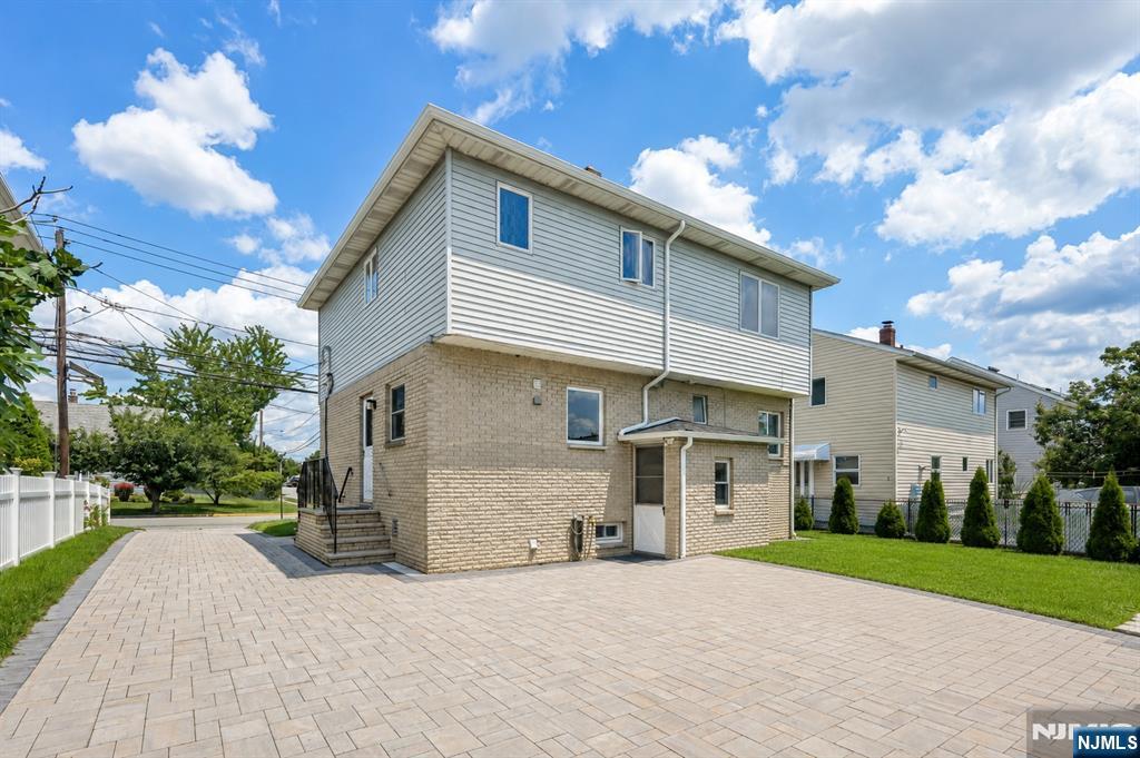 22 Trudy Dr, Lodi, NJ 07644
