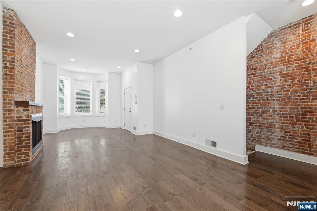 3rd image of 252 Mt Pleasant Ave, Newark, NJ 07104 | MLS# 26026642