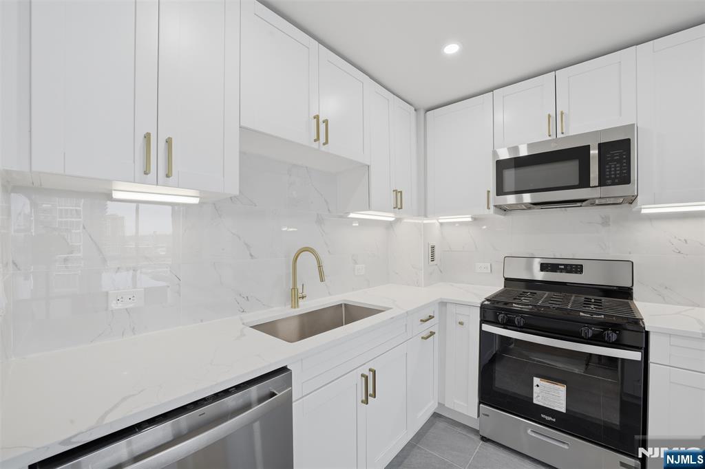 20 Newport Parkway #2012 — photo 12