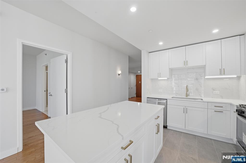 20 Newport Parkway #2012 — photo 8