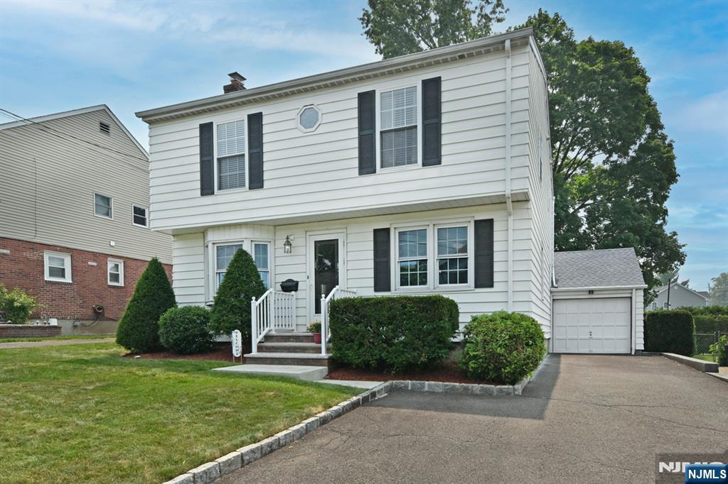 182 Roosevelt Pl, Maywood, NJ 07607