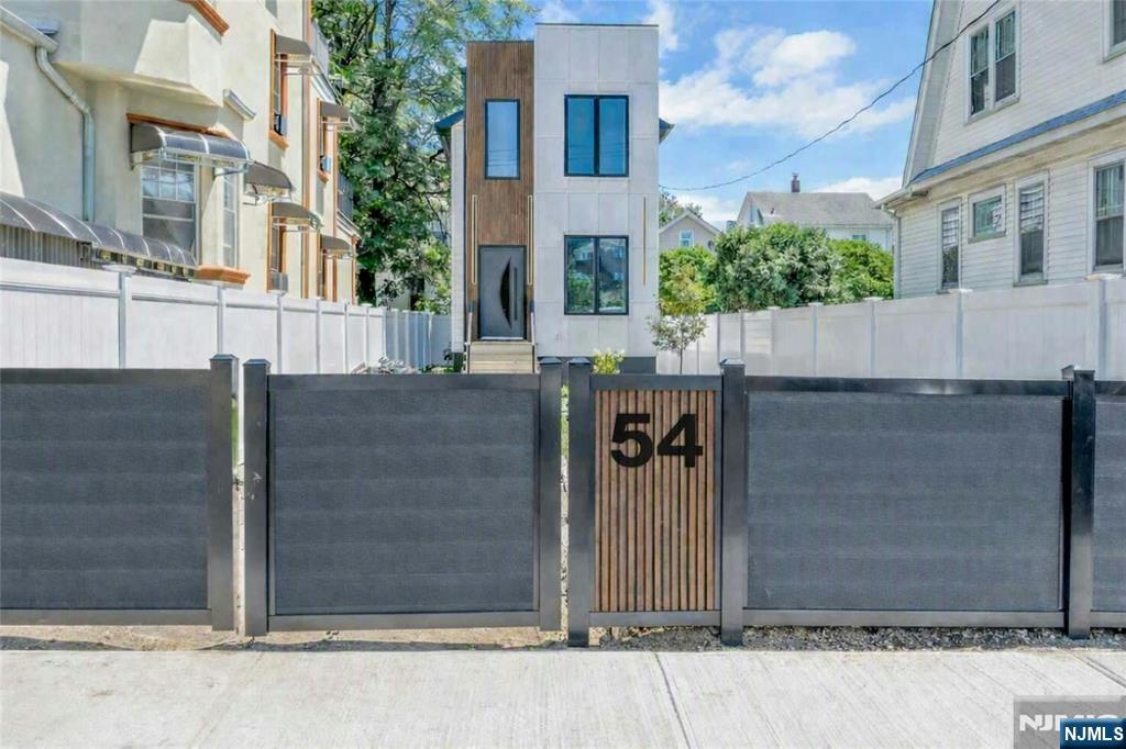 54 Hamilton Avenue - Photo 1