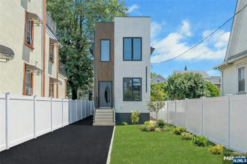 54 Hamilton Avenue - Photo 3