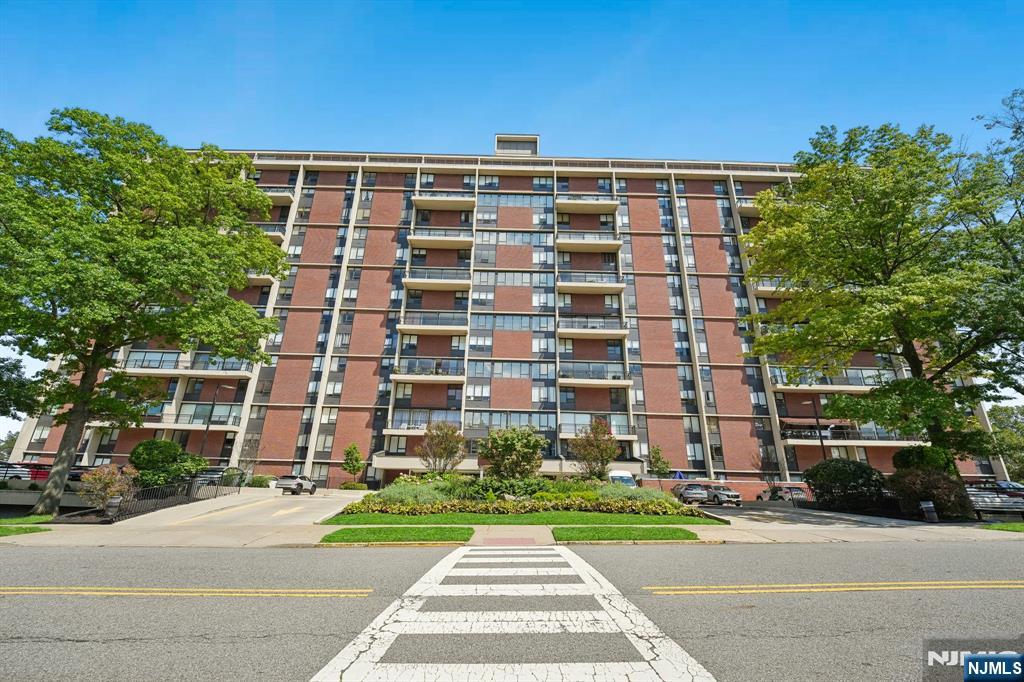 3 Horizon Rd #1422, Fort Lee, NJ 07024