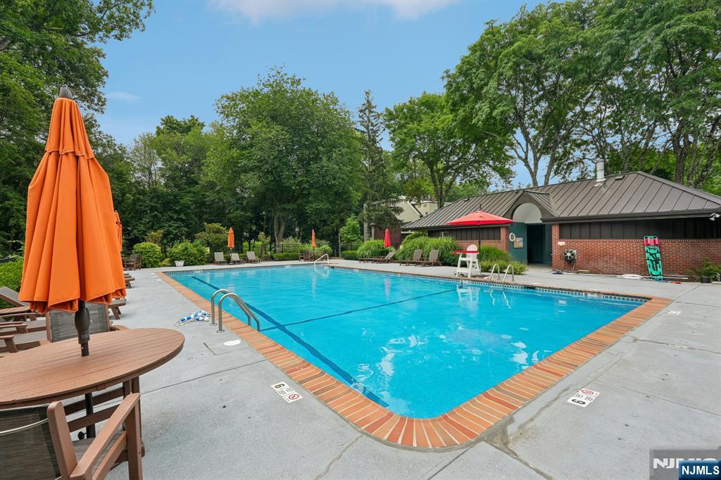 25 Daniel Ct, Ridgewood, NJ 07450