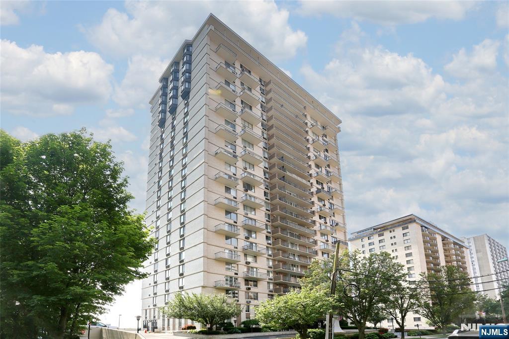 160 Overlook Avenue 19D - Photo 1