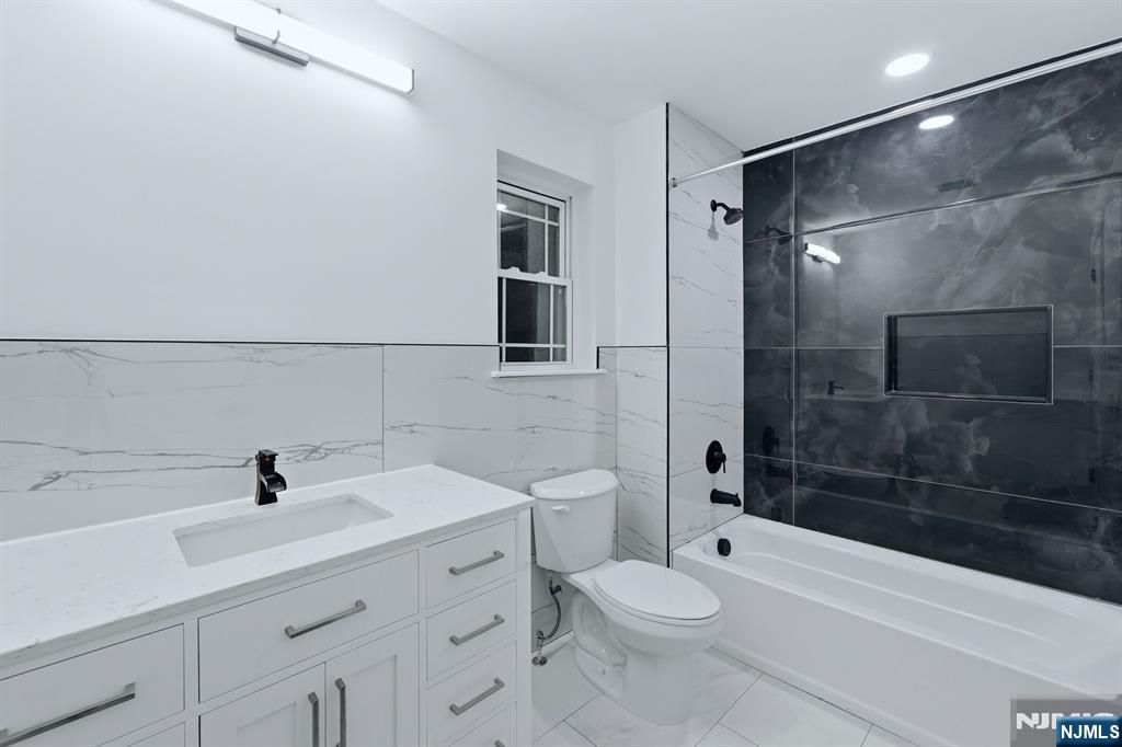 219 Burnett Street — photo 32