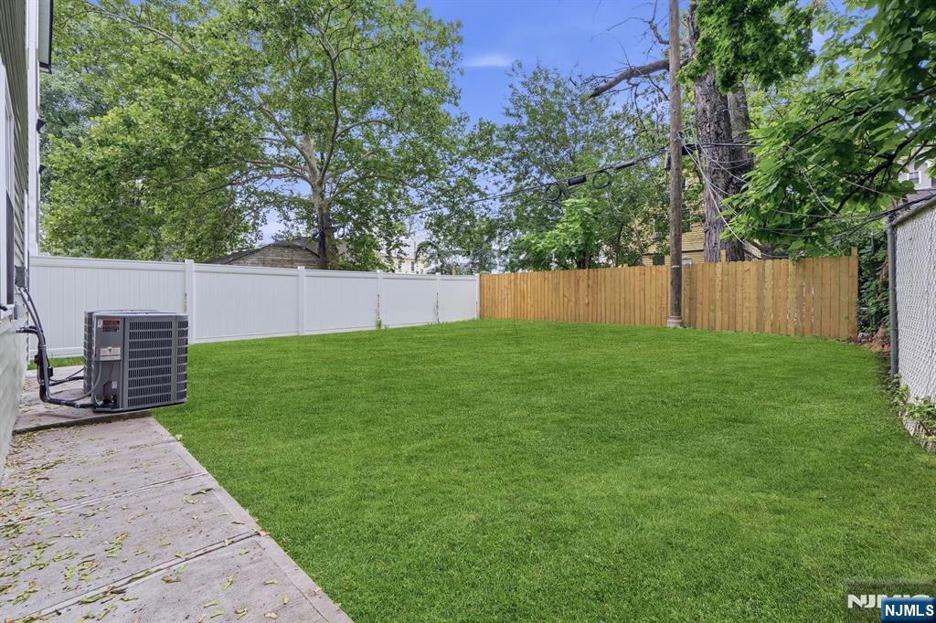 219 Burnett Street — photo 41