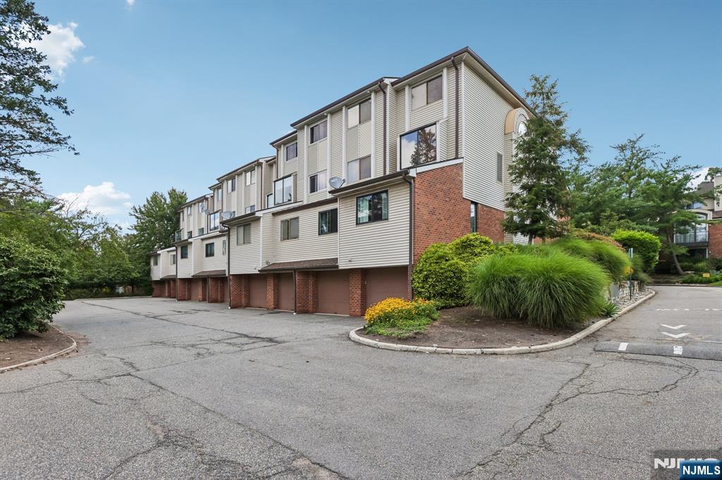10 Wadsworth Ct #510, Teaneck, NJ 07666
