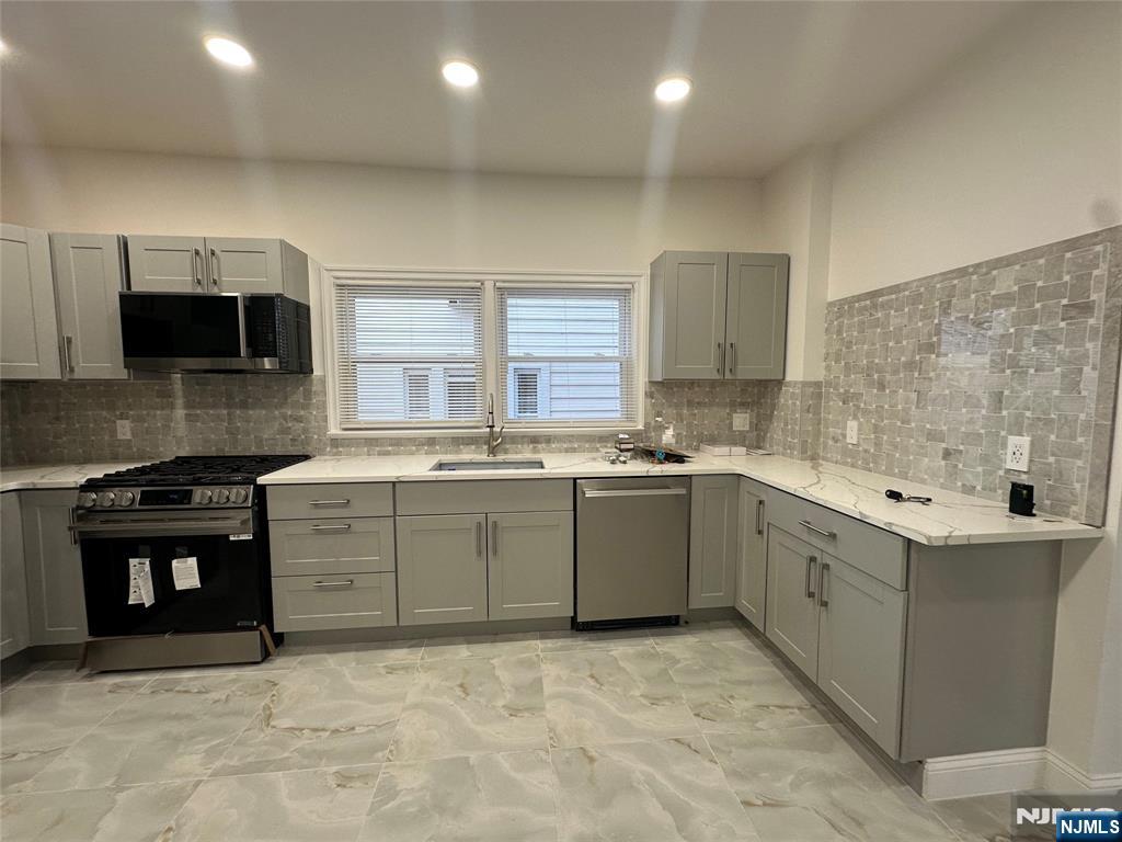 177 Williams Avenue 1st FLOOR - Photo 2