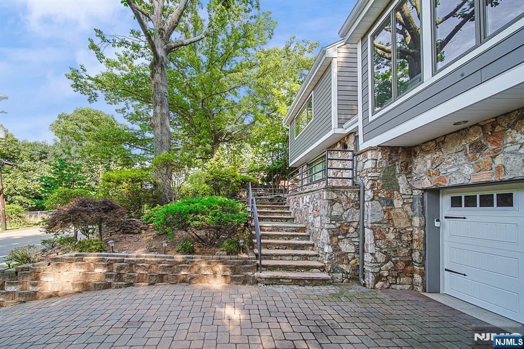 570 Grandview Ter, Leonia, NJ 07605