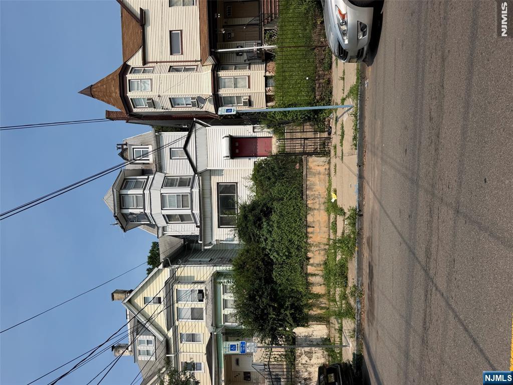444 Summer Avenue - Photo 1