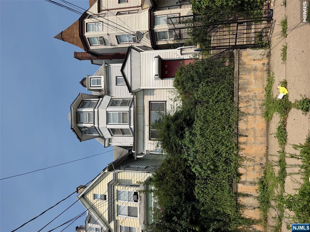 444 Summer Avenue - Photo 2