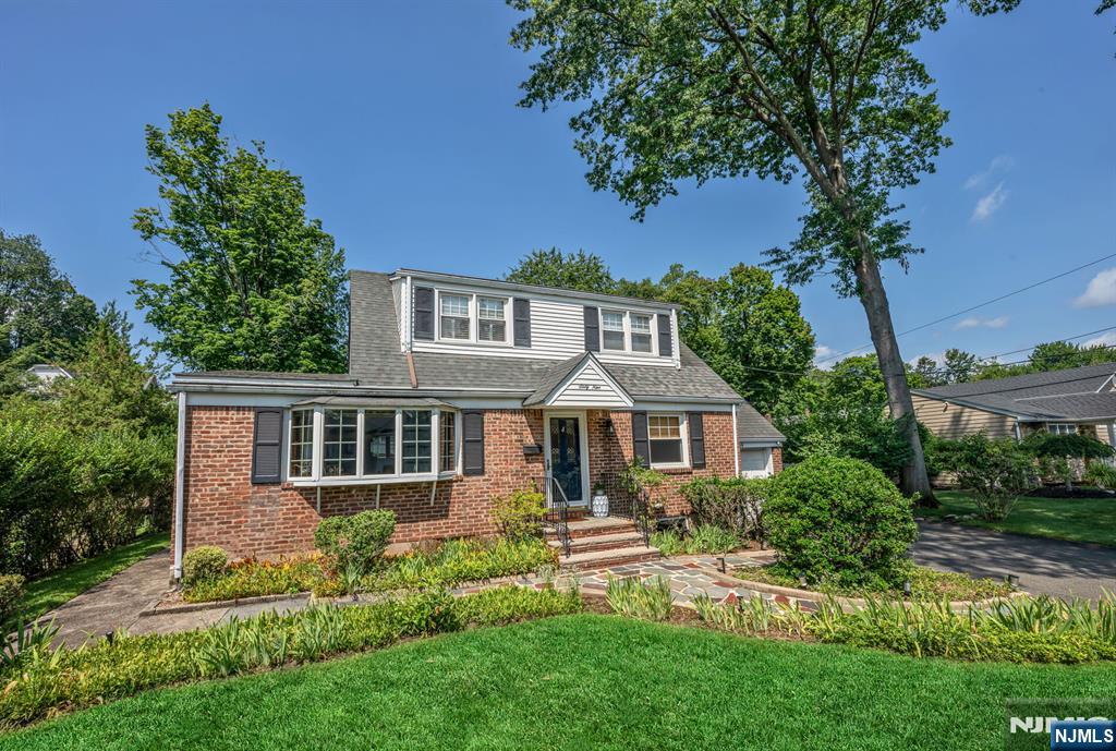 69 7th St, Cresskill, NJ 07626