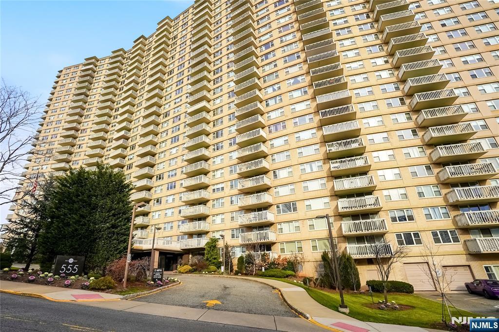 555 North Avenue 17P - Photo 1