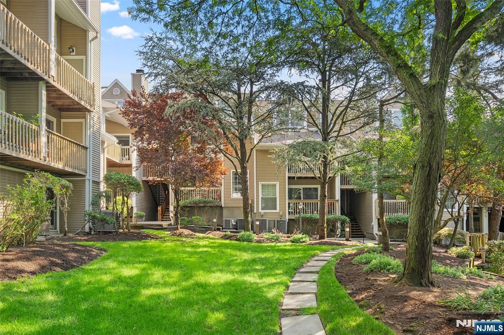531 Windsor Dr, Palisades Park, NJ 07650