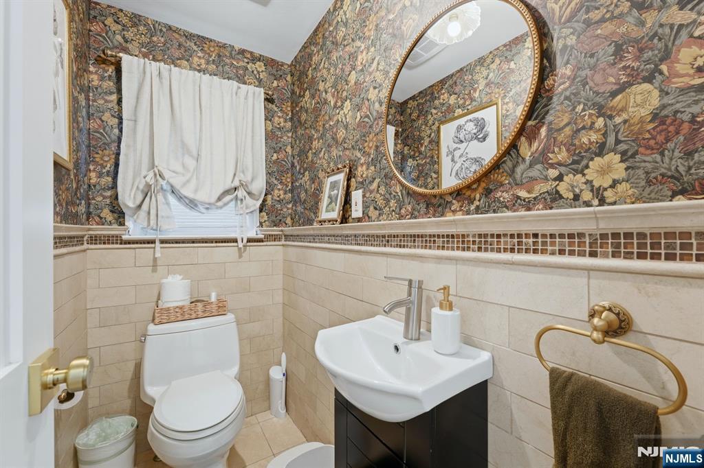 102 Mortimer Avenue