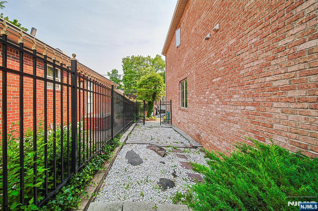 290 McCloud Drive - Photo 3