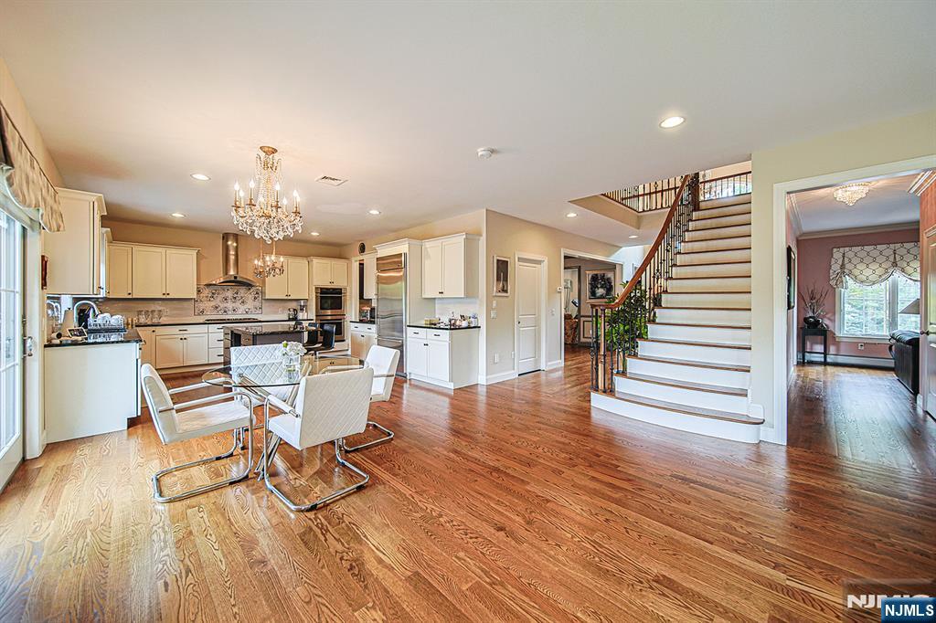 290 Mccloud Dr, Fort Lee, NJ 07024
