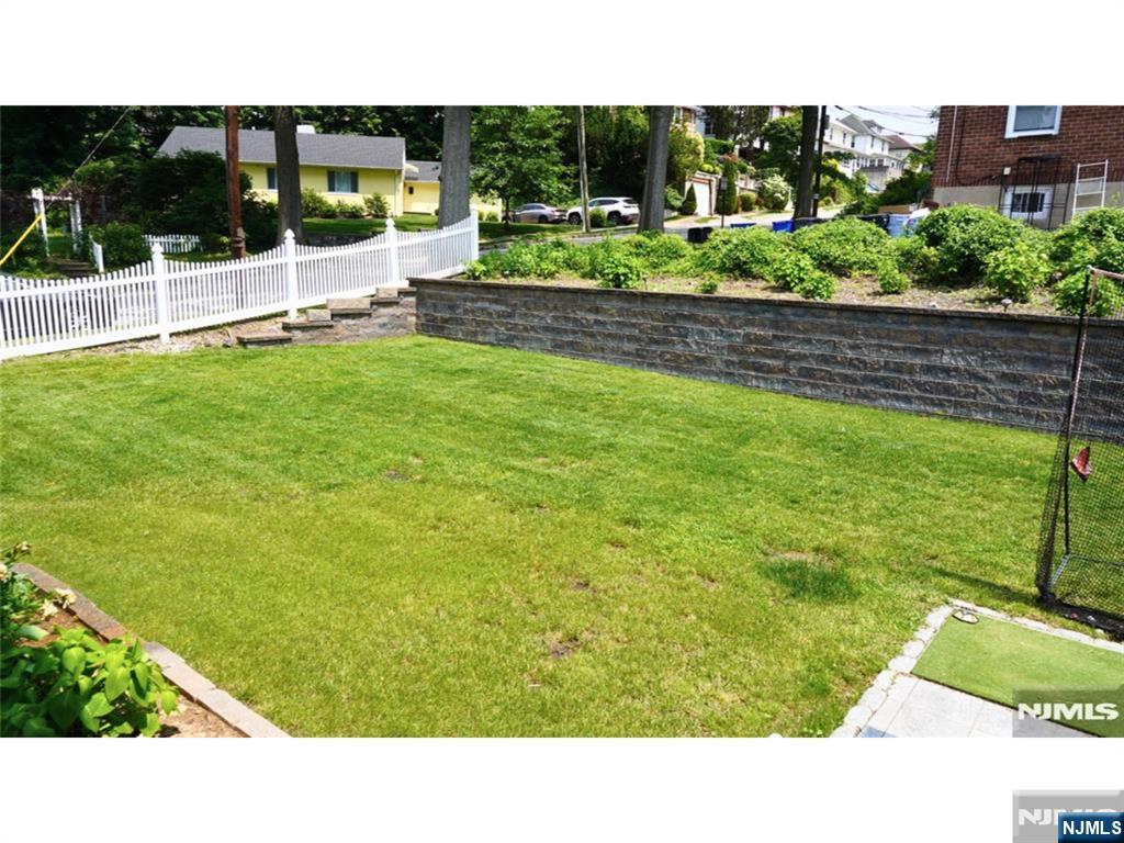 133 Reldyes Ave, Leonia, NJ 07605