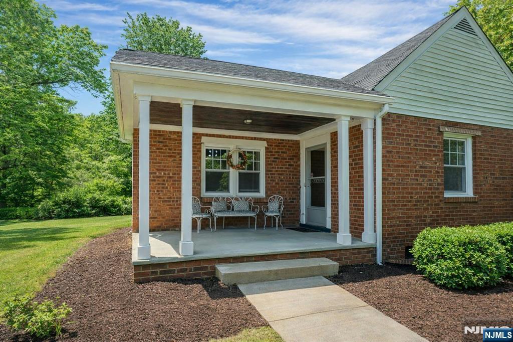 389 Bergen Boulevard - Photo 2
