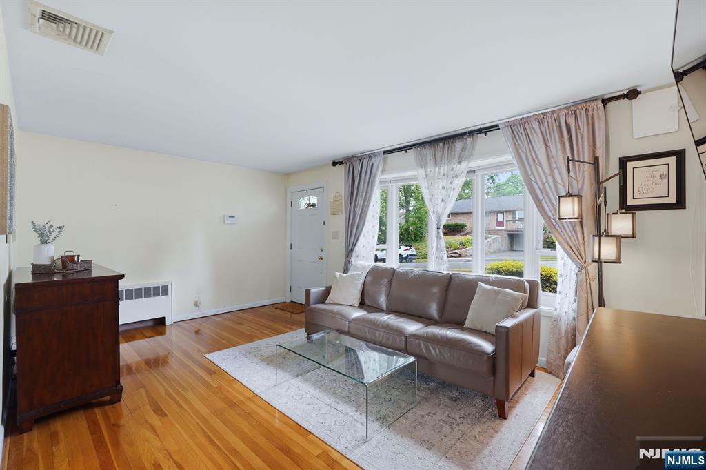 387 Hickory St, Twp Of Washington, NJ 07676
