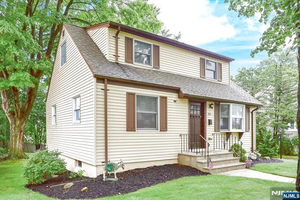 30 Highwood Dr, Dumont, NJ 07628