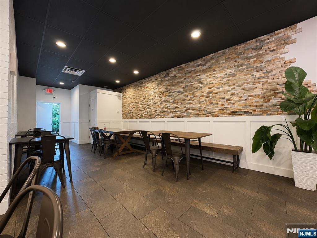 332 Broad Ave, Leonia, NJ 07605