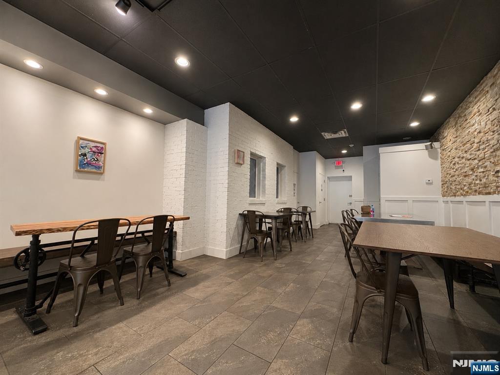 332 Broad Ave, Leonia, NJ 07605