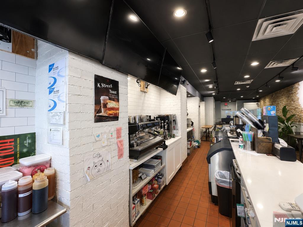 332 Broad Ave, Leonia, NJ 07605