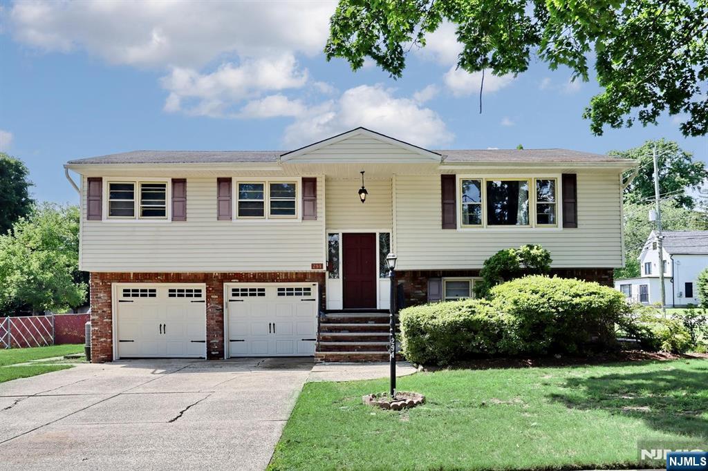 294 Kastler Ct, New Milford, NJ 07646