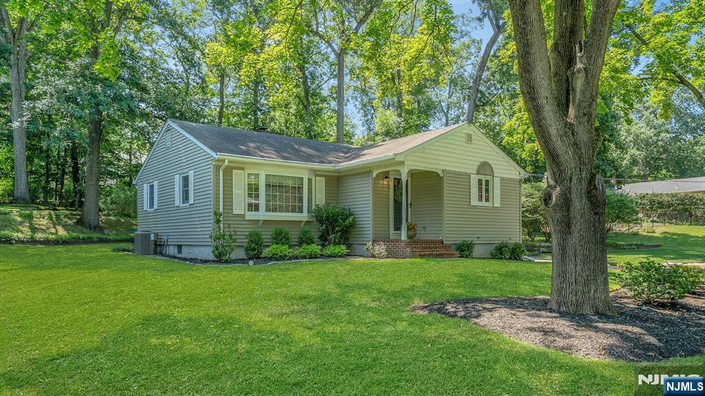 21 Hickory Dr, Oakland, NJ 07436