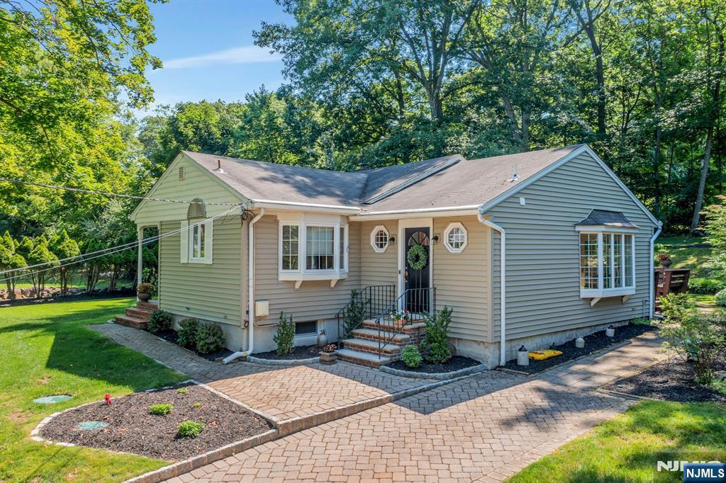 21 Hickory Dr, Oakland, NJ 07436