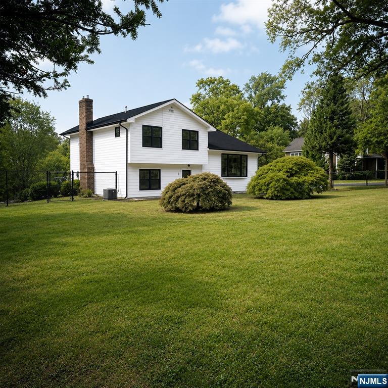 647 Wyckoff Avenue - Photo 4