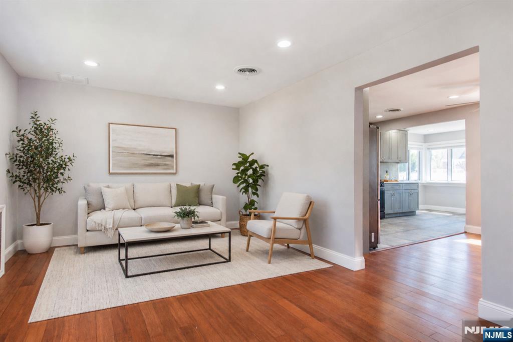 40 Winslow Ter, Fair Lawn, NJ 07410