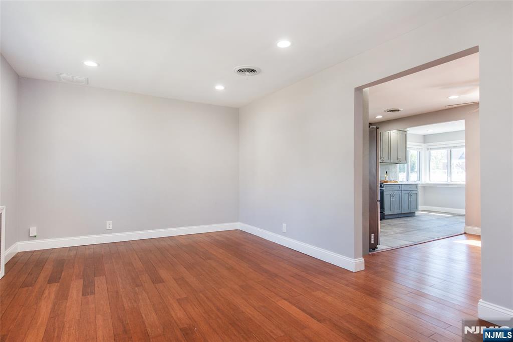40 Winslow Ter, Fair Lawn, NJ 07410