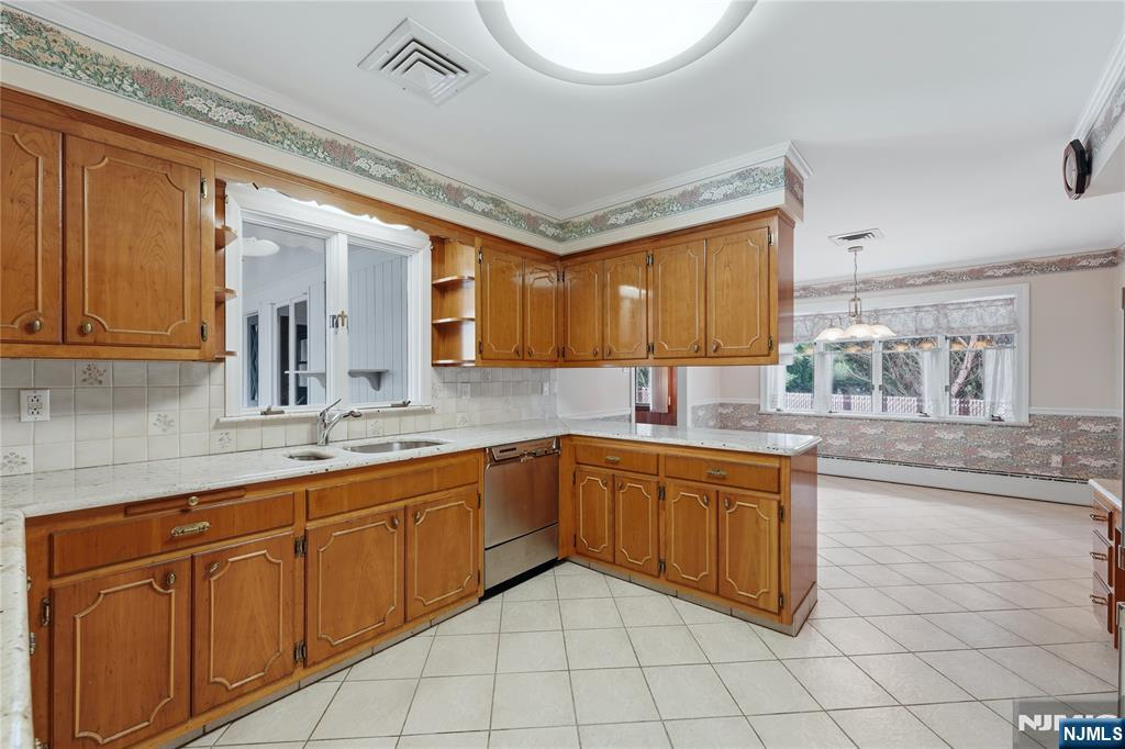 Homes for sale in Elmwood Park, NJ | 249 River Dr, Elmwood Park, NJ 07407 | MLS# 26027603