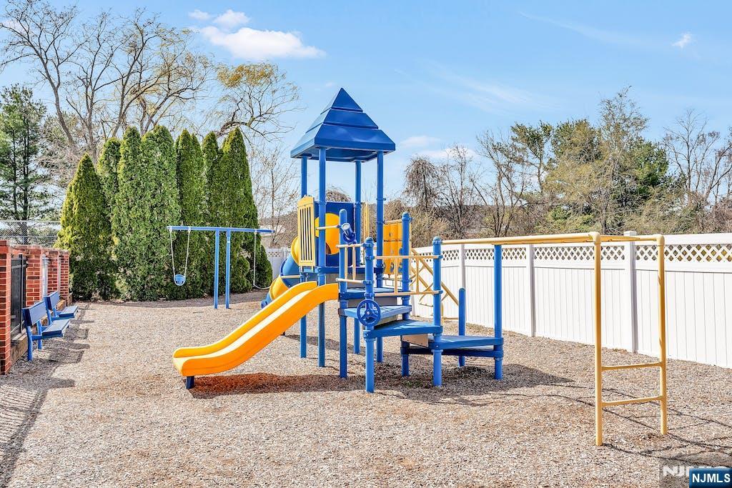 1041 Cumberland Ct, Mahwah, NJ 07430