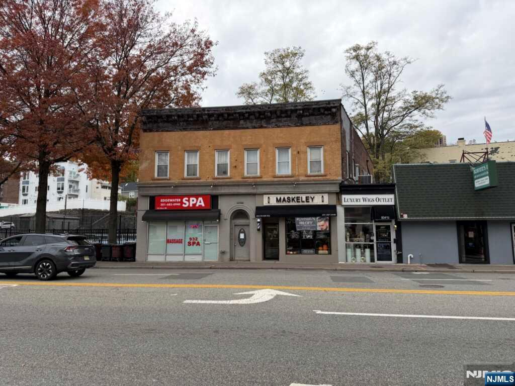 934 River Rd, Edgewater, NJ 07020