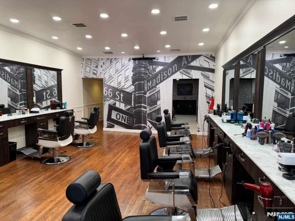 934 River Rd, Edgewater, NJ 07020