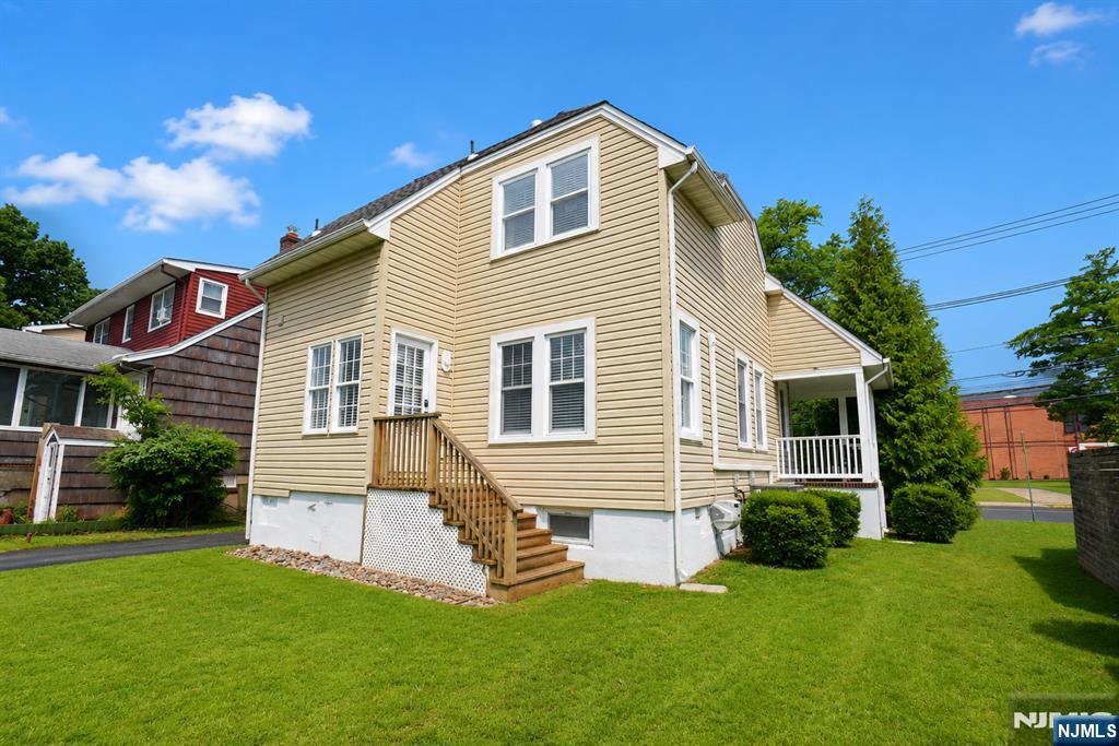 328 Mayhill St, Saddle Brook, NJ 07663