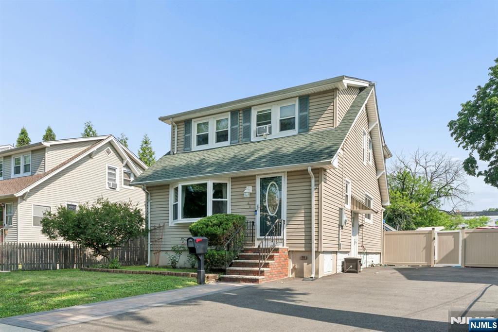 44 E Quackenbush Ave, Dumont, NJ 07628