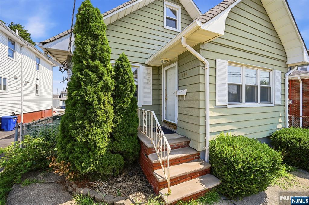 Homes for sale in Lyndhurst, NJ | 719 Teneyck Ave, Lyndhurst, NJ 07071 | MLS# 26027765