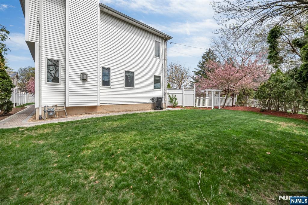 177 Lawson Pl, Paramus, NJ 07652