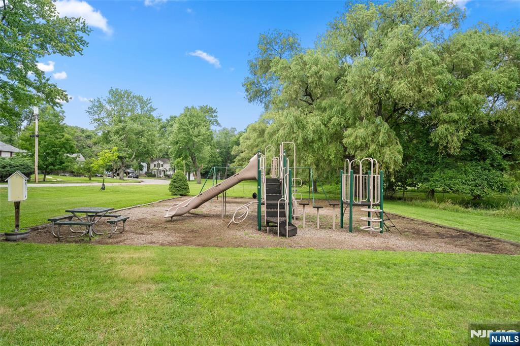 14 Greenway Ct, Closter, NJ 07624
