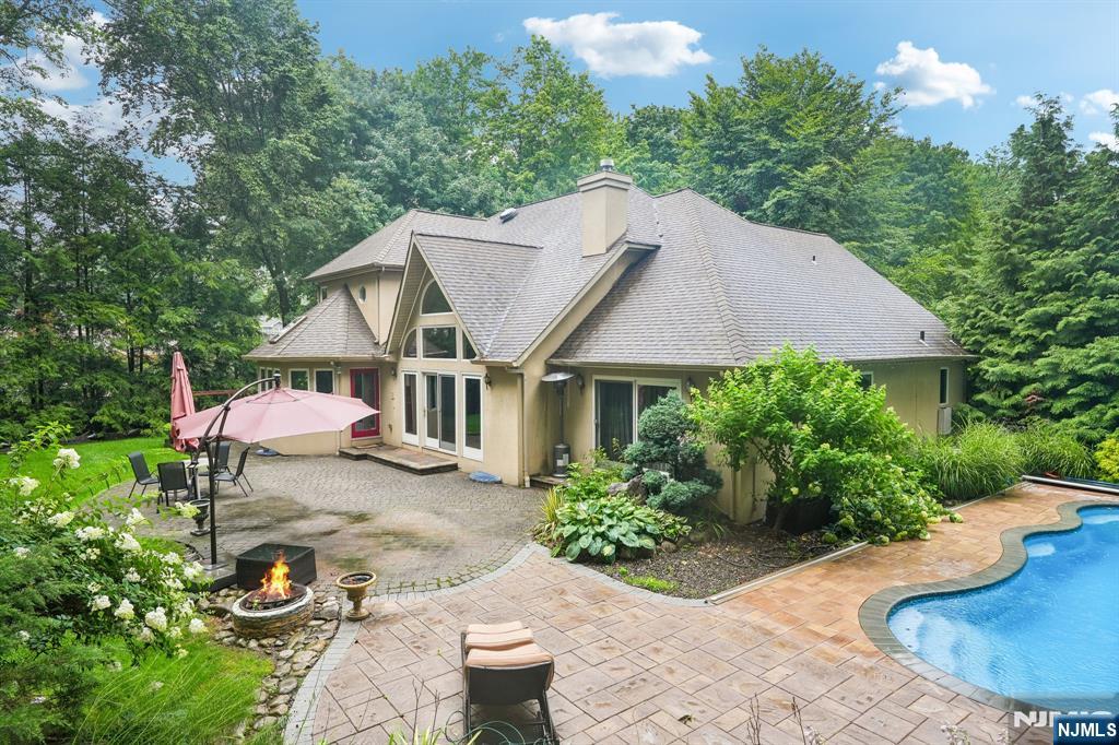 922 Hilltop Ter, Franklin Lakes, NJ 07417