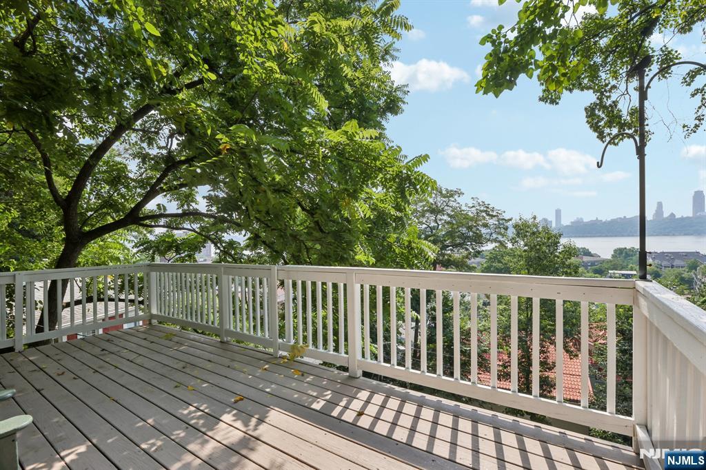 4th image of 6 Old Wood Rd, Edgewater, NJ 07020 | MLS# 26028036